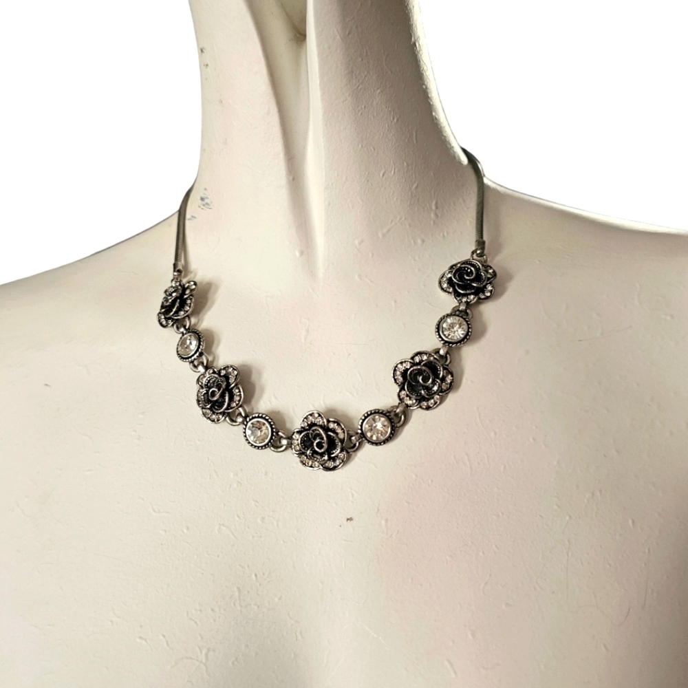 Pretty Floral Statement necklace - Picture 3 of 6